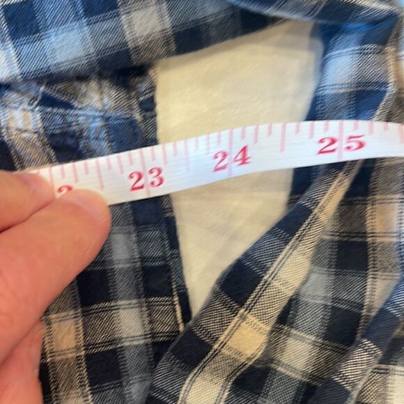 Carhartt men’s plaid shirt size large, blue cream color, big button pockets. - Picture 5 of 8